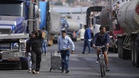 Ribuan warga Kolombia terpaksa berjalan kaki ke tempat kerja pada hari Selasa (3/9/2024), karena para sopir truk di kota-kota besar memblokir jalan raya sebagai bentuk protes atas kenaikan harga bahan bakar diesel baru-baru ini.