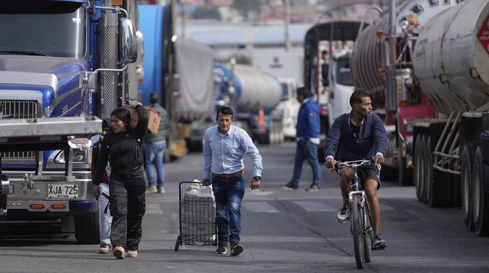 Truckers block a street to protest against a government-announced increase in diesel prices in Bogota, Colombia, Tuesday, Sept. 3, 2024. (AP Photo/Fernando Vergara)