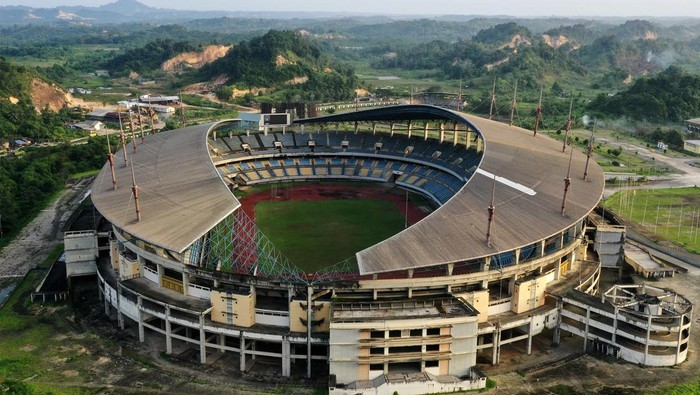Stadion Utama Palaran Kalimantan Timur Akan Dihidupkan Lagi Foto udara suasana Stadion Utama Palaran Kalimantan Timur di Samarinda, Kaltim, Selasa (3/9/2024). Pj Gubernur Kaltim, Akmal Malik menegaskan, bahwa stadion bertaraf internasional berkapasitas 35 ribu penonton yang terbengkalai itu rencananya akan dihidupkan kembali dengan melakukan perbaikan secara bertahap, menggunakan dana APBD perubahan sekitar Rp10 miliar yang mengutamakan perbaikan lapangan dan lampu. ANTARA FOTO/M Risyal Hidayat/Spt.