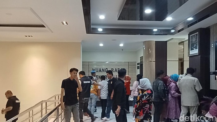 Suasana keluarga saksi dan korban menunggu pra-rekonstruksi tertutup