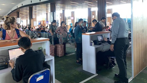 Suasana pemeriksaan keimigrasian terhadap ratusan penumpang penerbangan internasional pertama rute Malaysia-Labuan Bajo di Bandara Internasional Komodo, Manggarai Barat, NTT, Selasa (3/9/2024). (Foto: Dok. Kantor Imigrasi Labuan Bajo)