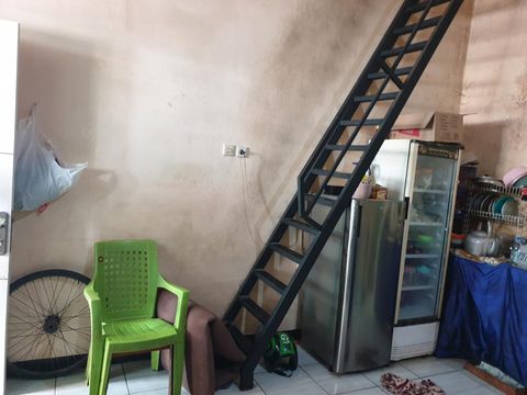 Tangga Rumah di Kampung Gembira Gembrong