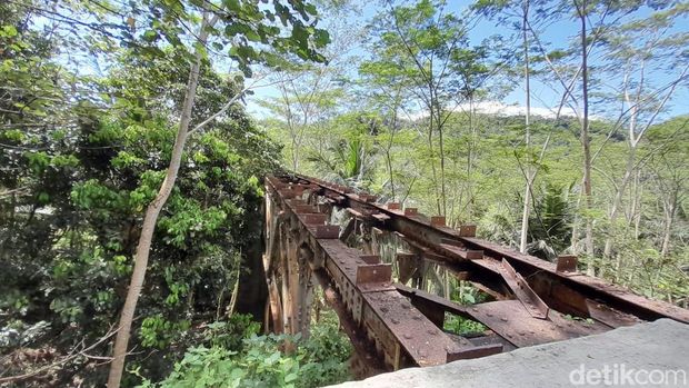 Terowongan Hendrik yang terhubung menuju jalur KA Pangandaran-Banjar