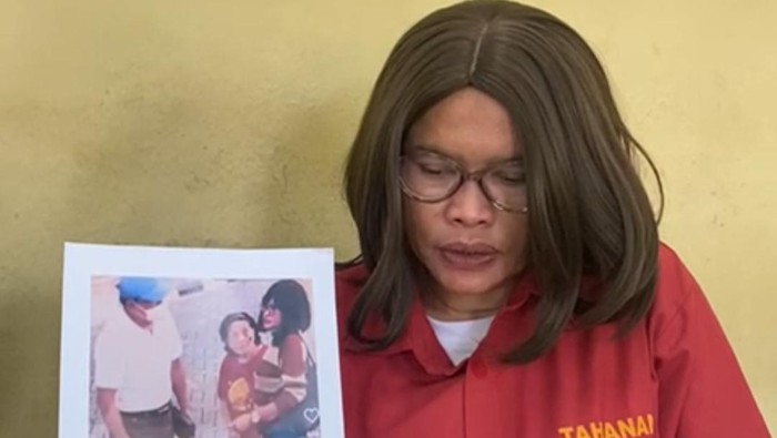Tersangka SA alias Dewi menyamar pakai wig saat menipu lansia di Kelapa Gading, Jakarta Utara dengan modus tukar uang.