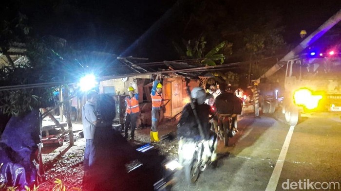 Tiang PLN Roboh Timpa warung, Aliran Listrik Sebagian Wilayah Geopark Padam