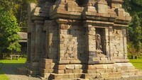Detail arsitektur Candi Selogriyo dari dekat, nampak patung tanpa kepala yang menarik perhatian.