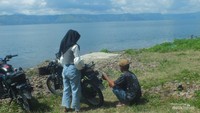 Menikmati Danau Toba di Pantai Yekho Silalahi.