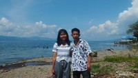 Pantai Yekho Silalahi juga cocok traveler berpasangan.