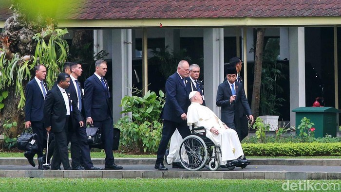 Setelah berbincang santai di teras belakang Istana Merdeka atau Veranda, Presiden Jokowi dan Paus Fransiskus langsung menuju Istana Negara, Rabu (4/9/2024). Keduanya akan melanjutkan pertemuan di tempat tersebut.