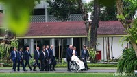 Jokowi dan Paus Fransiskus juga terlihat berbincang dalam perjalanan menuju Istana Negara.  