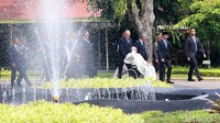 Jokowi dan Paus Fransiskus melintas di sekitar taman komplek istana.  