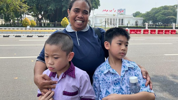 Warga bertemu Paus Fransiskus di depan Istana Negara