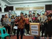 Momen Warga Asahan Bawa Kotak Kosong Daftar Pemilihan Bupati