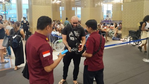 Warga negara Irak berinisial IWM (35) diusir alias dideportasi dari Bali, Senin (29/8/2024). (Dok Kanwil KemenkumHAM Bali).