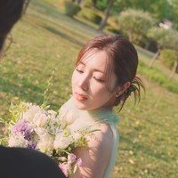 Pemilik nama asli Kim Hyemi itu akhirnya menulis surat untuk mengumumkan pernikahannya kepada para penggemar. Disertai foto prewedding bersama calon suami yang wajahnya masih dirahasiakan. Foto: dok. Instagram @yesyesyelll