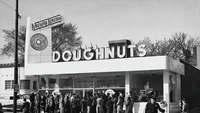 Selain Dunkin Donuts ada Krispy Kreme di North Carolina yang membuka gerai pertama mereka di tahun 1937, dan eksis menjual donat sampai sekarang. Foto: Site/Archive