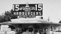 McDonald’s yang sekarang sudah mendunia, berawal dari gerai sederhana di San Bernardino di tahun 1948. Foto: Site/Archive