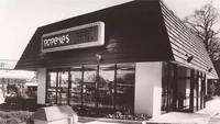 Terakhir ada tampilan restoran cepat saji Popeyes di tahun 1972. Lokasi pertama mereka berada di St. Bernard, Amerika.  Foto: Site/Archive
