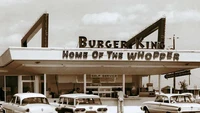 Di tahun 1954, gerai pertama Burger King’s tampak sederhana di Amerika. Konsepnya tapi sudah self service sejak dulu. Foto: Site/Archive