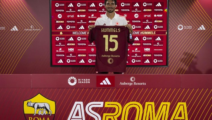 ROME, ITALY - SEPTEMBER 04:  AS Roma new signing Mats Hummels during his first day at Centro Sportivo Fulvio Bernardini on September 04, 2024 in Rome, Italy. (Photo by Luciano Rossi/AS Roma via Getty Images)