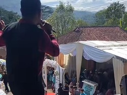 Pernikahan Viral Bikin Kaget, Panggung Hiburannya Setinggi Atap Rumah