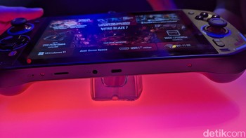 Di bagian bawah konsol terdapat port USB-C, headphone jack 3,5 mm, dan slot microSD untuk menambah kapasitas penyimpanan. Foto: Virgina Maulita Putri/detikINET