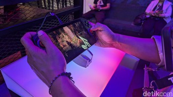 Acer Nitro Blaze 7 memiliki bobot 670 gram dengan kapasitas baterai 50Wh dan adapter 65W yang tersedia dalam paket penjualannya. Foto: Virgina Maulita Putri/detikINET