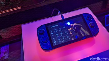 Di bagian tengah terdapat layar berukuran 7 inch yang diapit aneka tombol seperti D-pad, kontroler analog, face buttons, tombol khusus untuk Game Space, dan aneka tombol jalan pintas lainnya. Foto: Virgina Maulita Putri/detikINET
