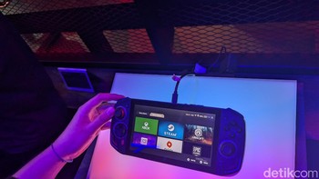 Nitro Blaze 7 menjalankan Windows 11 dan dilengkapi aplikasi Acer Game Space yang memungkinkan pengguna mengakses semua game favoritnya dari platform gaming mainstream yang didukung. Foto: Virgina Maulita Putri/detikINET