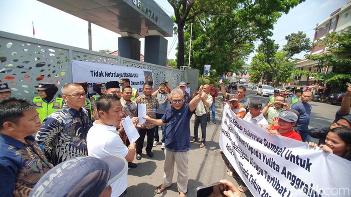 Aksi massa menuntut ASN tidak netral di OKU dan Lubuklinggau untuk mundur.