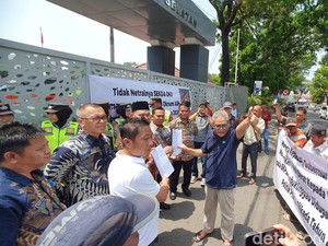 Massa Tuntut Sekda OKU Diberhentikan karena Dianggap Tak Netral di Pilkada