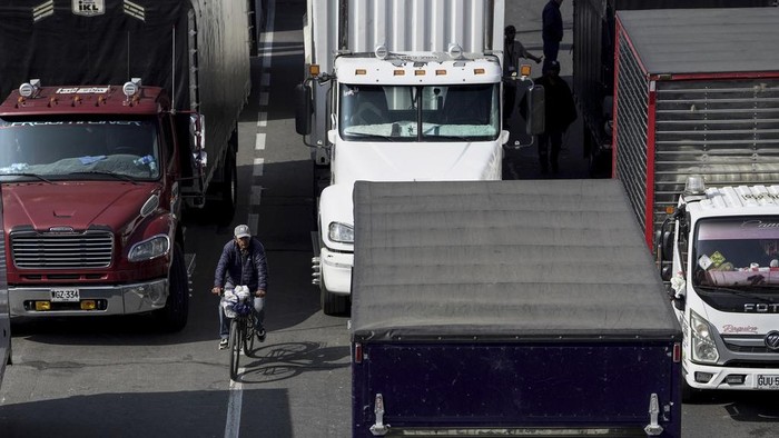 Aksi Protes Sopir Truk Bikin Lalu Lintas di Ibu Kota Kolombia Lumpuh Truckers block a highway during a protest against diesel price increases in Cajica, north of Bogota, Colombia, Wednesday, Sept. 4, 2024. (AP Photo/Ivan Valencia)