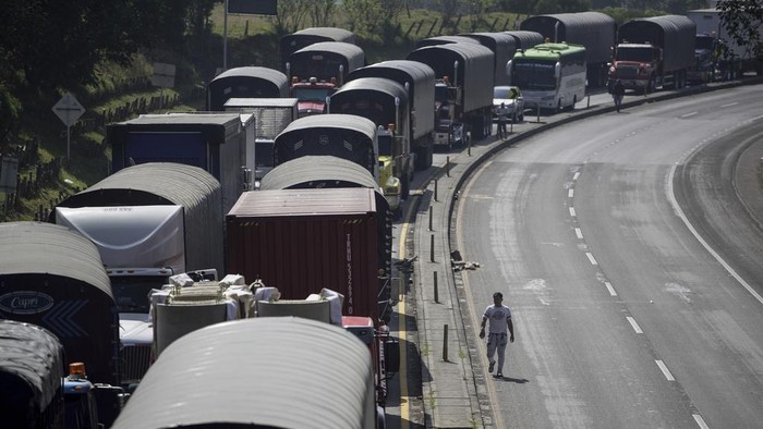 Truckers block a highway during a protest against diesel price increases in Cajica, north of Bogota, Colombia, Wednesday, Sept. 4, 2024. (AP Photo/Ivan Valencia)