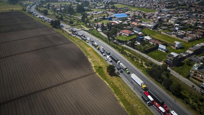 Aksi Protes Sopir Truk Bikin Lalu Lintas di Ibu Kota Kolombia Lumpuh Truckers block a highway during a protest against diesel price increases in Cajica, north of Bogota, Colombia, Wednesday, Sept. 4, 2024. (AP Photo/Ivan Valencia)