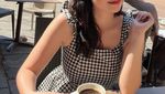 Pose Cantik Amanda Rigby saat Ngopi di Paris