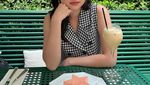 Pose Cantik Amanda Rigby saat Ngopi di Paris