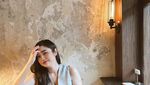 Pose Cantik Amanda Rigby saat Ngopi di Paris