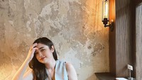 Posenya saat menikmati secangkir kopi di sebuah kafe ini sukses menarik perhatian. Banyak netizen yang memuji kecantikan parasnya. Foto: Instagram @amandarigby6