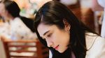 Pose Cantik Amanda Rigby saat Ngopi di Paris