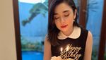 Pose Cantik Amanda Rigby saat Ngopi di Paris