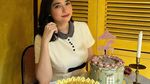 Pose Cantik Amanda Rigby saat Ngopi di Paris
