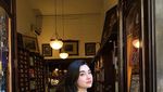 Pose Cantik Amanda Rigby saat Ngopi di Paris
