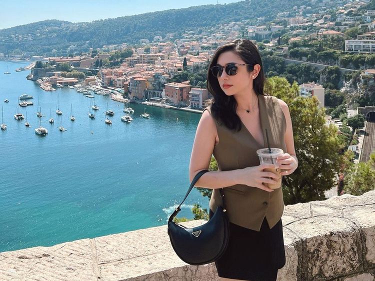 Pose Cantik Amanda Rigby saat Ngopi di Paris