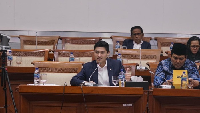 Anggota Komisi I DPR F-Demokrat Rizki Natakusumah