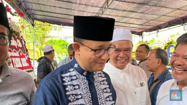 Anies Baswedan saat melayat mendiang Faisal Basri di kediamannya. (CNBC Indonesia/RIndi Salsabila)