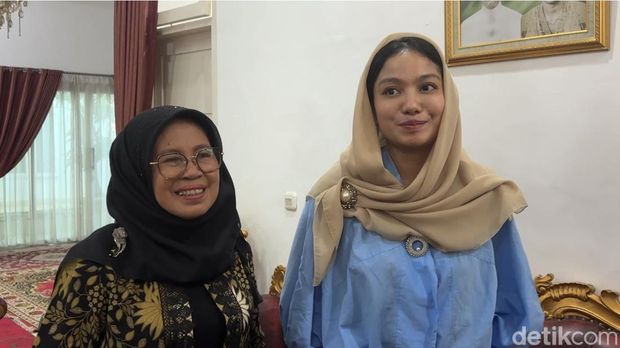 Annisa Suci Ramadhani dan Leli Arni, satu-satunya pasangan yang maju di Pilkada Dharmasraya 2024. (Jeka Kampai/detikSumut)