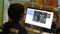 Petugas Balai Besar Karantina Kesehatan Denpasar memantau suhu tubuh penumpang menggunakan alat pemindai suhu tubuh yang dipasang di Terminal Internasional Bandara Internasional I Gusti Ngurah Rai, Badung, Bali, Kamis (5/9/2024).  