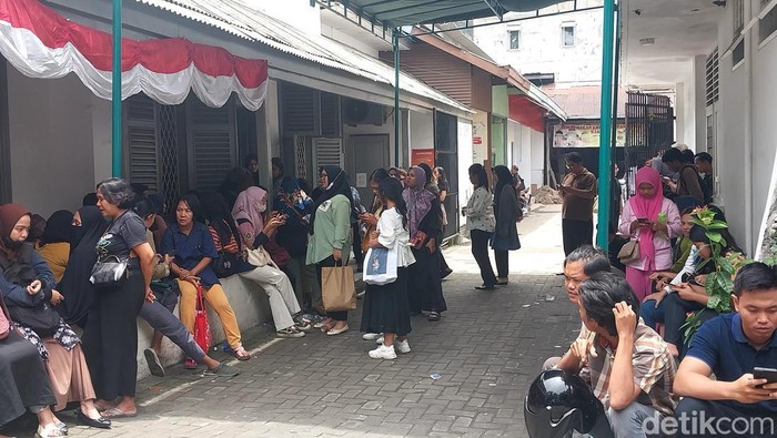 Antrean warga membeli e-meterai di Kantor Pos Medan