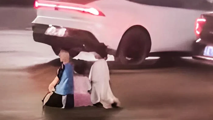 Ayah paksa anak berlutut di tengah jalan