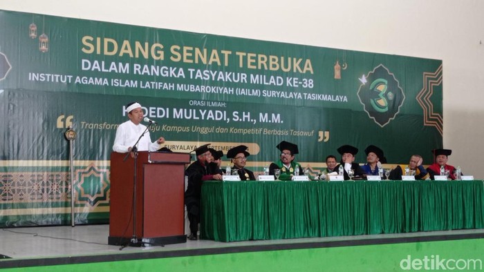 Bakal calon Gubernur Dedi Mulyadi saat menyampaikan orasi ilmiah di Institut Agama Islam Latifah Mubarokiyah (IAILM) Suryalaya Tasikmalaya.
